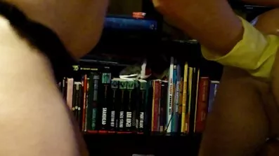 Busty ចុះចូលប្អូនស្រី fucks បងប្រុសនៅលើគ្រែ
