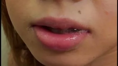 Brunette រៀបចំ Striptease ដេលតាក់ចិត្ដនៅចំពោះមុខកាមេរ៉ា