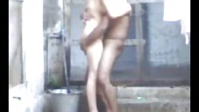 Footjob យ៉ាងរលូនប្រែទៅជាការរួមភេទដែលមានស្ទីលបែប doggy ជាមួយក្មេងស្រី redhead មួយ