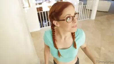 Latina ក្មេងស្រីក្លាស៊ីស្តាយ fucked ដោយ dude នៅលើ couch ស្បែក