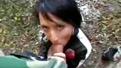 ទារក horny មិនល្អជល់មាត់និងត្រៀមខ្លួនជាស្រេចដើម្បីផឹកជាមួយ