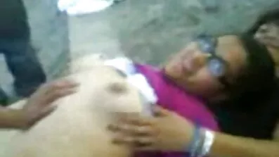 ប្តីប្រពន្ធវ័យក្មេង fucked ខ្លាំងនៅចំពោះមុខនៃកាមេរ៉ានៅក្នុងការឈរផ្សេងគ្នា