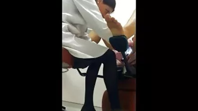 មិត្តរួមរឹងមាំងងឹត hued poked manmeat មួយនៅក្នុងមាន់ជល់-ច្របាច់ទ្វារមាសរបស់ក្មេងស្រីស