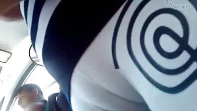ប្តីប្រពន្ធ horny គឺជាការសប្បាយរីករាយដើម្បីទទួលបានការជល់មាន់ក្នុងផងដរបន្ទាប់ពី caress រដ្ឋធានី