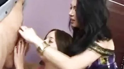 អ្នកក្រឡុកស្រា fucked អ្នកទស្សនាស្រវឹងជាមួយ strapon របស់នាង