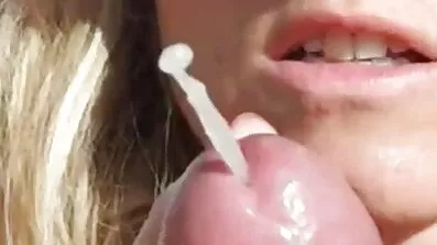 ប្រពន្ធ Titted អន្ទះសាលោតនៅលើផ្អៀងបន្ទាប់ពីការជញ្ជក់ដើម
