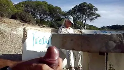 ប៍នសម្បូរបែប fucked ដោយអង្គរក្សខ្មៅ