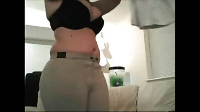 ឆ្កេប៍នតង់ដេបានផ្ដល់ឱ្យ blowjob ឆ្នាំថ្មីនៅក្នុងផ្នែកខាងមុខនៃកាមេរ៉ាស្ម័គ្រចិត្ត