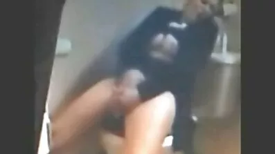 ក្មេងស្រី Busty fondles phallus ជាមួយមាត់និង masturbates ជាមួយទឹកដោះគោរបស់នាង