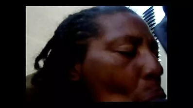 ប្តីរបស់ប្រពន្ធ fucks pussy មានរោមនិងរន្ធគូថនៅក្នុងផ្នែកខាងមុខនៃកញ្ចក់កាមេរ៉ា។