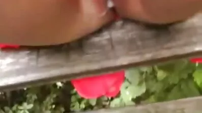 ខូចប៉ូលិសឆ្កេ masturbates ខាងស្ដាំនៅលើកាតព្វកិច្ច