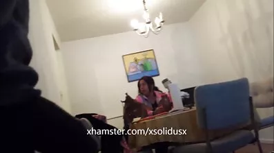 មិត្តស្រីងប់ងល់ពីរនាក់ pussy លិតនៅក្នុងវេននៅក្នុងផ្ទះបាយ