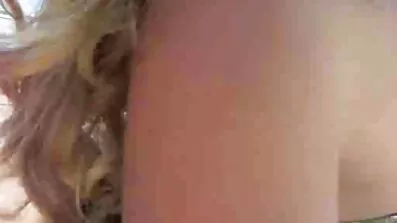 Cumshot នៅខាងក្នុង pussy នៃ brunette ជាតិខ្លាញ់ជាមួយក្បាលដោះ pierce