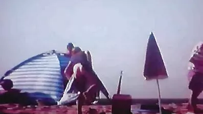 Fucks ហ្វានស្ត្រីមេផ្ទះដែលមានអាយុពីទូទាំងផ្ទះបាយរបស់នាង