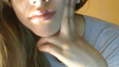 Fucks ប្តីប្រពន្ធស្ម័គ្រចិត្តនៅក្នុងផ្នែកខាងមុខនៃកាមេរ៉ារហូតដល់ការឈានដល់ចំណុចកំពូលពេញលេញ