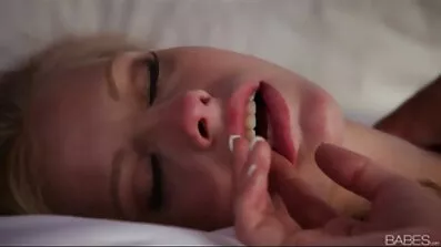 ចាប់សរសៃនេះយ៉ាងសកម្ម fucked រន្ធគូថ oiled របស់ម៉ាស៊ីនភ្ញៀវជាមួយនឹងលិង្គរបស់គាត់