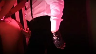 ពណ៌ទង់ដែង horny បីផ្តល់ឱ្យ blowjob មួយដើម្បីផល្លុបុរសម្នាក់និងចង់ជាមួយនឹង