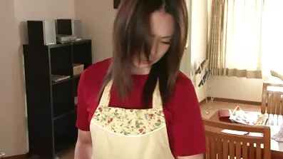 Dominatrix យ៉ាងតឹងរឹងវាយទាសករផ្លូវភេទជាមួយឈើនៅក្នុងលានិងទំនាក់ទំនងគ្រាប់បាល់