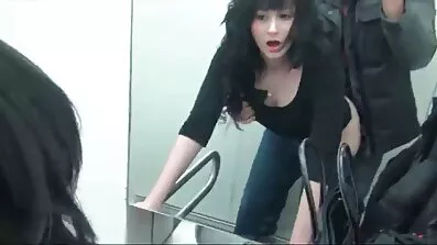 ស្ត្រីដែលមានអណ្តាតះផ្តល់ blowjob ឯកជនដើម្បីម្ចាស់ធំជល់មាន់