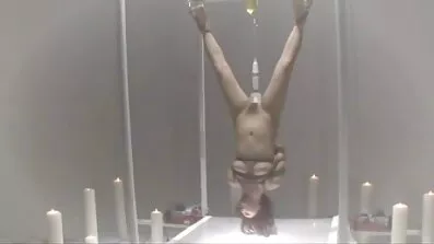 គូស្នេហ៍ Horny fucked នៅក្នុង pussy ដោយប៍នមិនបានការជាមួយនឹងការចាក់សាក់នៅលើ pubis របស់នាង។