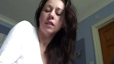 Brunette គួរឱ្យទាក់ទាញ Christiana Cinn ត្រូវបានផ្តល់ទៅឱ្យប្តីរបស់នាងនៅក្នុងសត្វលានៅក្នុងផ្ទះបាយ