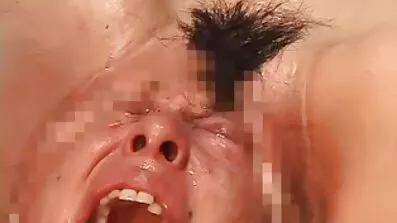 ស្ត្រីម្នាក់ Busty នាំនាងទៅលើគ្រែសម្រាប់ការភ្ញាក់ផ្អើលមិនប្រាកដ