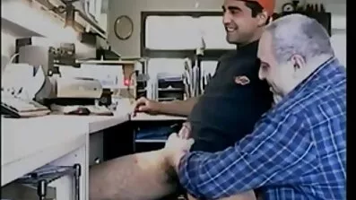 គ្រូដែលមានអាយុ fucked ការលំបាកដោយកូនភ្លោះវ័យក្មេង