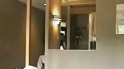 ក្មេងស្រី redhead ជាមួយ tits តូច masturbates យ៉ាងអន្ទះអន្ទែងជាមួយ dildo មួយ