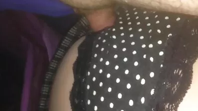 Busty ប៍នតង់ដេបានបង្ហាញថាគ្រូបង្រៀនរំញ័រនិងការចុះចាញ់នៅលើតុ