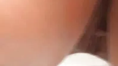 ក្មេងស្រី ragazza ដាំម្រាមដៃមួយចំនួននៅក្នុងទ្វារមាសនៅលើឯកសារកម្ពុជា