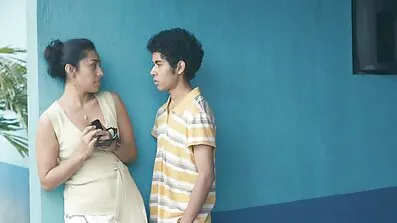 ស្បែក giovane ក្មេងស្រី fucked ការលំបាកដោយបុរសម្នាក់នៅក្នុងសត្វលាមួយ