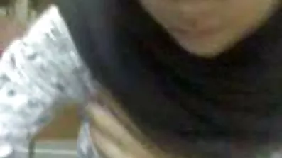 Gangbang របស់បុរសម្នាក់ធម្មតាជាមួយនឹងព្រះមហាក្សត្រិយានីនិងទាសកររបស់នាងនៅក្បែរបល្ល័ង្ក