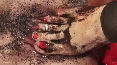 Stepmom ចាស់ទុំបានចូលរួមនៅក្នុង gangbang ជាមួយគូស្នេហ៍វ័យក្មេង។