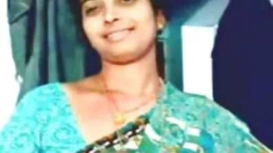 ខូច brunette សកម្ម fucks ខ្លួនឯងជាមួយនឹងប្រដាប់ក្មេងលេងការរួមភេទផ្សេងគ្នា