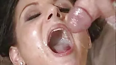 Busty redhead pussy លេបម្រាមដៃនិងផល្លូ