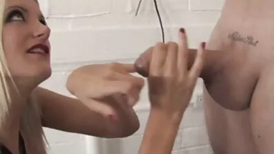 Brunette ភ្លឺនៅក្នុងស្រោមជើង fucks បុរសម្នាក់និងទទួលបានគ្រាប់ពូជមួយនៅលើ tits